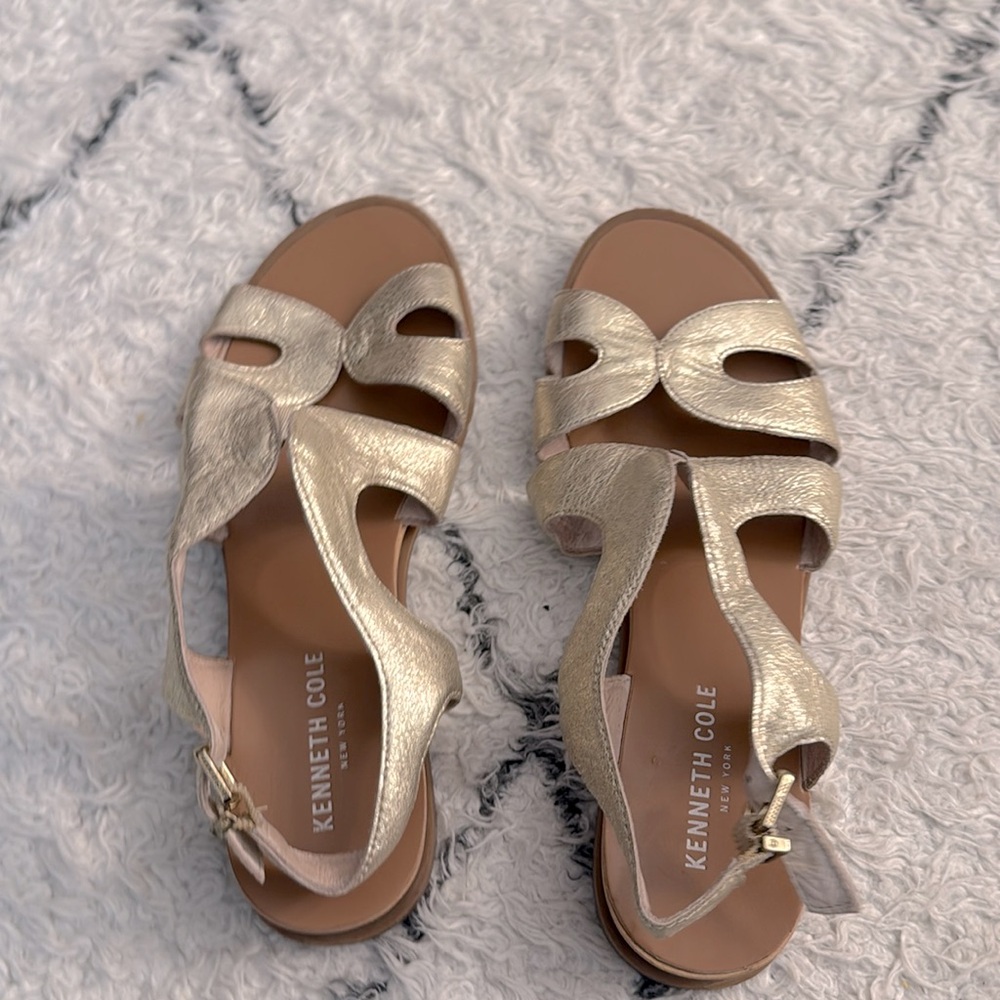 Kenneth Cole gold sandals - women size 8 - Picture 2 of 5